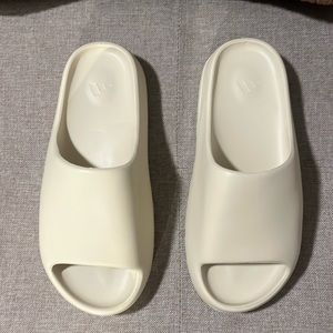Yeezy Slide Bone